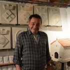 El artista Jordi Fornos, en su taller de Almatret.