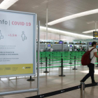 El aeropuerto del Prat de Barcelona vacío al caer en picado los vuelos desde países extranjeros.
