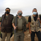 Teixidó (centre), al costat de dos caçadors més a Alguaire. Porten mascareta abans i després de caçar.