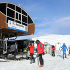Unos de los primeros esquiadores que estrenaron ayer la temporada de nieve en Baqueira. 