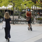 Una mujer circulaba ayer con un patinete eléctrico por la plaza Ricard Viñes.