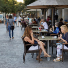 Unes clientes prenen cafè a la terrassa d'un bar de Girona.