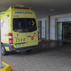 Una ambulància a la porta d'Urgències de l'Hospital Universitario Insular de Gran Canaria