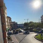 Els sanitaris atenent la dona abans d’evacuar-la a l’hospital Arnau de Vilanova.