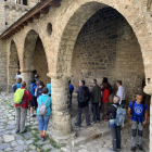 Un grupo de senderistas visitando la iglesia de Erill la Vall.