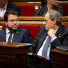 Encreuament de mirades entre el president Torra i el vicepresident Aragonès, ahir, al Parlament.