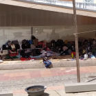 A la izquierda, decenas de personas en el porche de la Casa de Fusta y, a la derecha, otras durmiendo en el del Centre Cívic de l’Ereta.