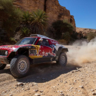 Carlos Sainz pilota su vehículo durante la décima etapa del Dakar, que finaliza mañana.