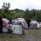Imagen de los voluntarios con los residuos que se han retirado del pantano de Oliana. 
