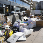 El cartón y el resto de basura ya se colapsa en algunas islas de la capital de la Noguera. 