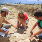 La periodista de l’Alt Urgell Eva Clausó comença la temporada excavant a la Cerdanya.
