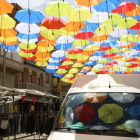 Els més de 300 paraigües que s’han col·locat al carrer de l’Ajuntament d’Alfarràs.