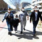 Una família surt del CAP Onze de Setembre de Lleida