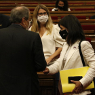 Marta Vilalta (ERC) saluda al presidente del Govern, Quim Torra, con Elsa Artadi (JxCat) en frente, en el hemiciclo.