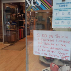 Carteles con mensajes en comercios cerrados al Eje Comercial de Lleida