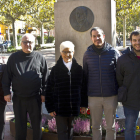 El coro dejó una ofrenda floral en el monumento a Ramon Carnicer.