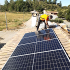 Montaje de paneles solares en el tejado de una casa en Raimat.