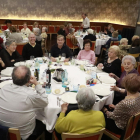 El restaurante El Mirador dels Camps Elisis acogió la comida para combatir la soledad de los mayores. 