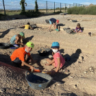 Los participantes del curso, ayer en su primera excavación en el yacimiento romano de Iesso. 