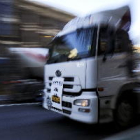 Multen un camioner per conduir mentre veia una telenovel·la a la 'tablet'