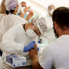 Una sanitaria realiza una prueba de detección de Covid-19 a un paciente en Madrid.