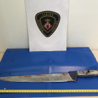 La Guardia Urbana decomisó un cuchillo de 35 centímetros de hoja. 