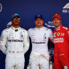 Bottas, Hamilton y Vettel, tras la sesión de calificación.