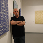 L’artista Artur Aguilar, ahir amb algunes de les seues obres a la mostra ‘Poètica de la geometria pura’.