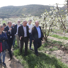 Iceta (derecha) visitó ayer un campo de cerezos en flor de Alcarràs.