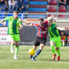 Un jugador de la UE Tàrrega pelea por un balón con un jugador del Viladecans en una acción del partido.