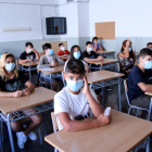 Alumnes d’un institut de Tortosa, protegits amb mascaretes.