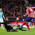 Morata remata davant del porter osasunista Sergio Herrera, el més destacat del seu equip.