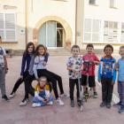 Algunos niños en el patio de la escuela de Tornabous.