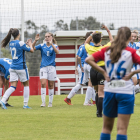 La goleadora del AEM, Natàlia Fernández, celebra uno de sus goles con Patri.