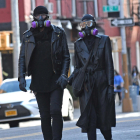 Una pareja con mascarilla y guantes paseando por las calles de Nueva York.