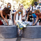 Familiars de víctimes dels atemptats de Barcelona i Cambrils, ahir, dipositant flors.