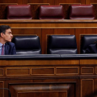Pedro Sánchez y el vicepresidente segundo, Pablo Iglesias, ayer en el Congreso.