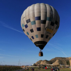 Els visitants poden elevar-se amb un globus sobre el mar rosa.