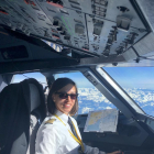 La leridana Gisela Armengol Roselló, en la cabina de uno de los aviones de Vueling que ha pilotado. 