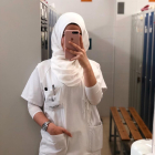 Nisrine Rbibih, amb el hijab durant les pràctiques d’Infermeria.