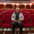 Simó Flotats, actual responsable del cine de Tornabous, en la histórica sala de esta población del Urgell.