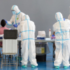 Técnicos sanitarios realizan una prueba de detección del virus.