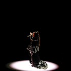 Rosalía durant l'actuació al Prudential Center de Newark de Nova Jersey amb un mono negre amb brillants.