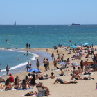 El buen tiempo acompañó ayer a los barceloneses que llenaron las playas de la ciudad.