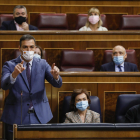 Sánchez assenyala Casado en la seua intervenció al Congrés, ahir.