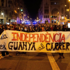 Centenars de persones es van manifestar ahir a Barcelona en el primer aniversari de la resolució de l’1-O.