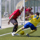 Adrián Fernández, autor del gol de la victoria del EFAC, puso en jaque a la defensa local y tuvo ocasiones para ampliar su cuenta goleadora.