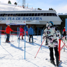 Esquiadors ahir a la zona de Baqueira el segon dia d’obertura de la temporada.