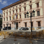 Vallas y efectivos policiales para proteger el edificio de la subdelegación del Gobierno en Lleida. 