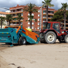 Imatge de la màquina desinfectant estirada per un tractor.